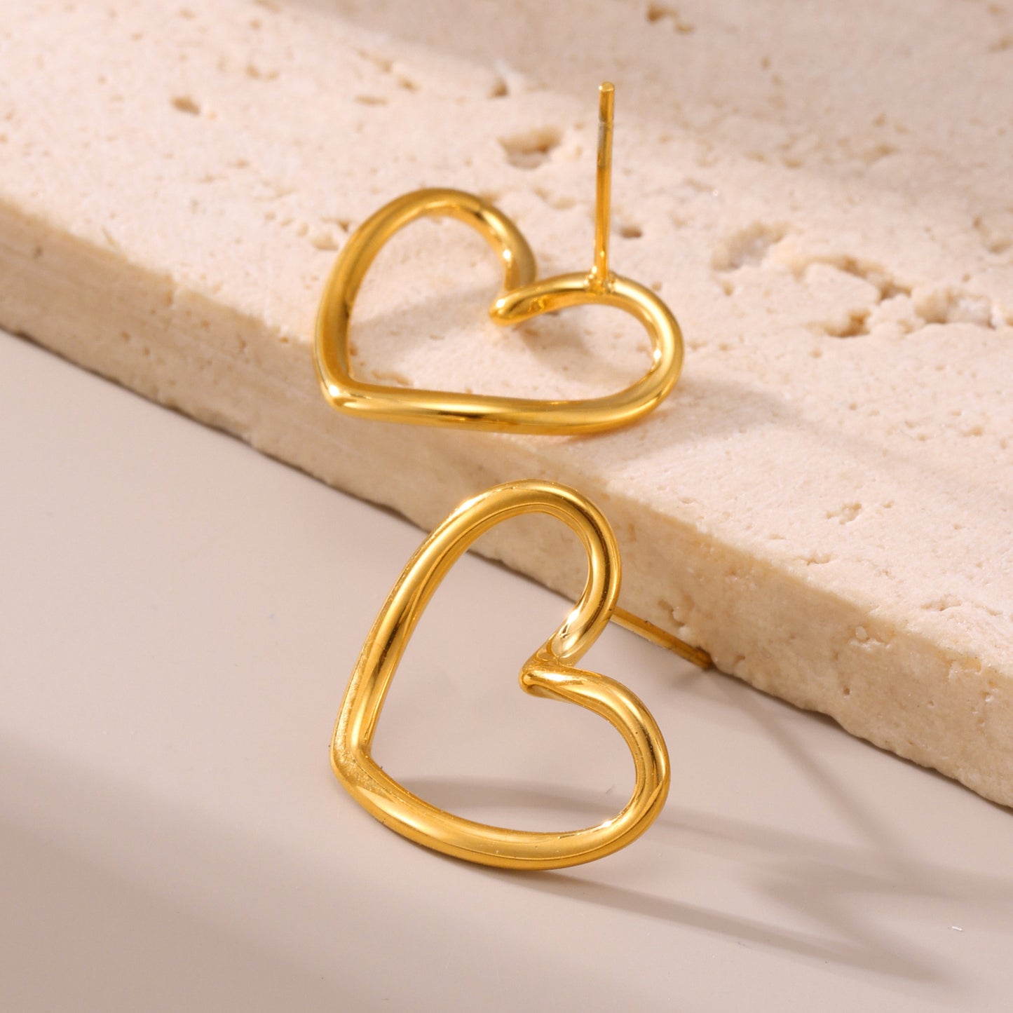 Titanium Steel PVD Electroplating 18K Real Gold Hollow Heart Ear Studs